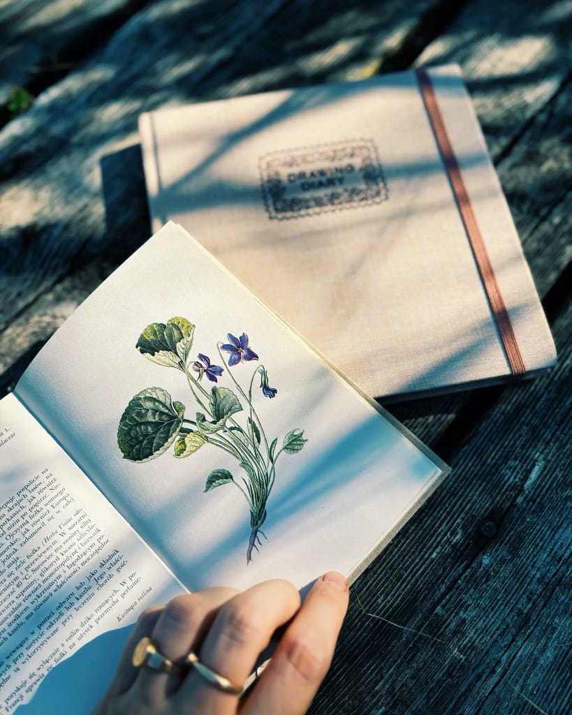 Proces mieszania kolorów akwareli do malowania roślin